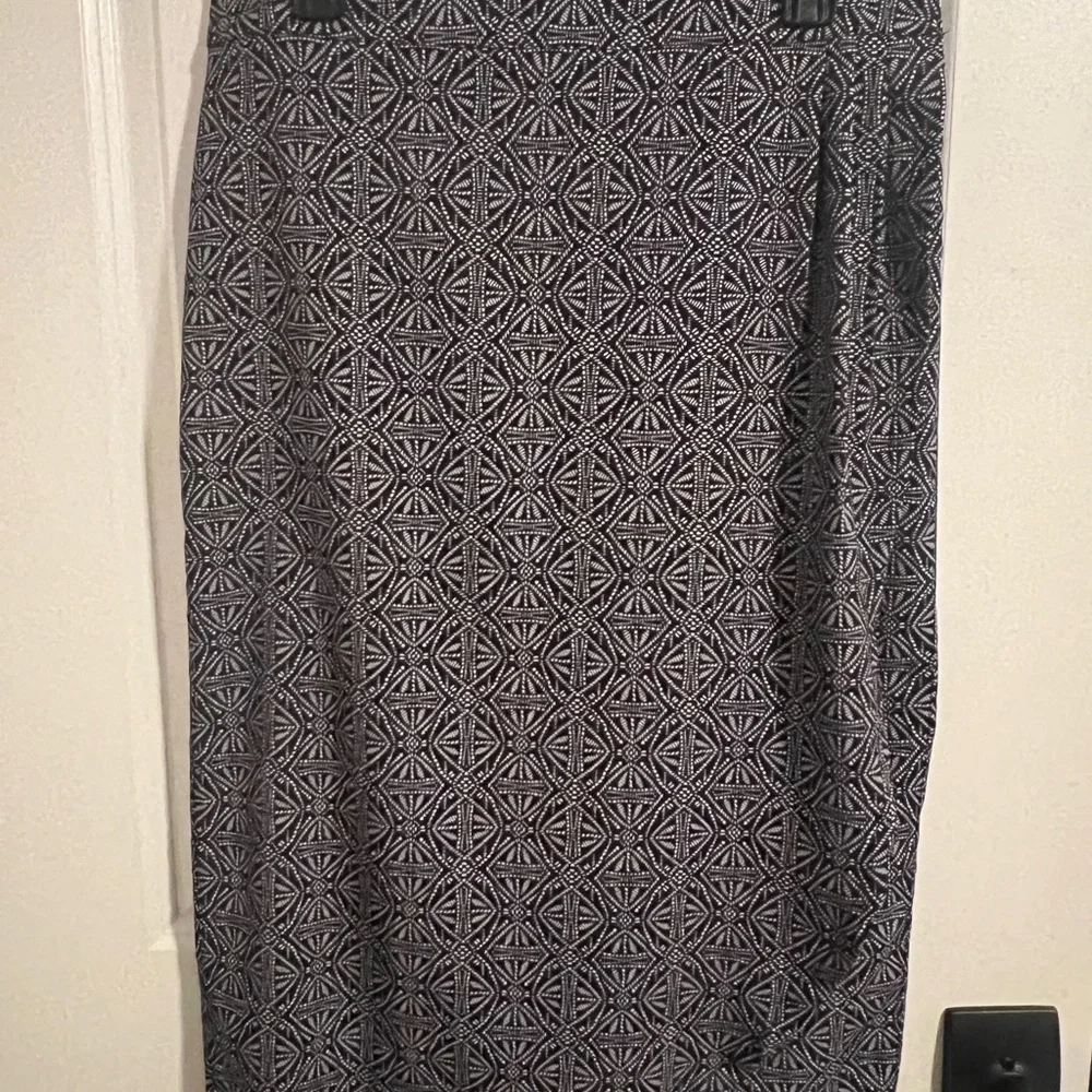 Rip Skirt Hawaii length 3 Medium geometric Patterned Black Pearl Skirt - Picture 3 of 8